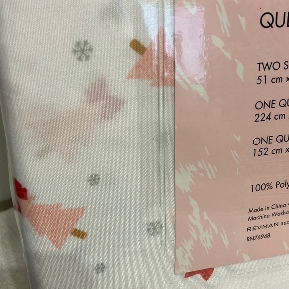 NEW! BETSEY JOHNSON QUEEN SIZE PINK CHRISTMAS TREES WITH BOWS SHEET SET - Picture 5 of 7